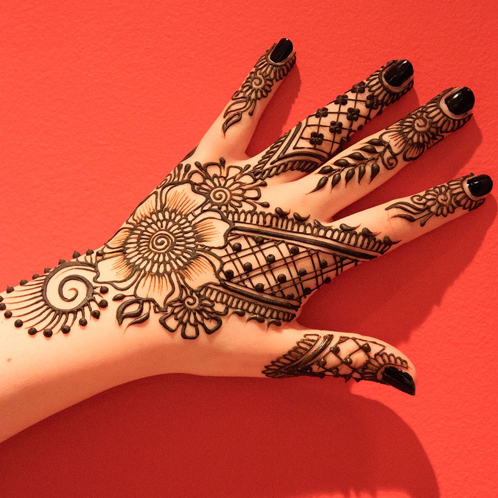 USA, Washington State. Indian Mehendi celebration. Henna application and rituals.